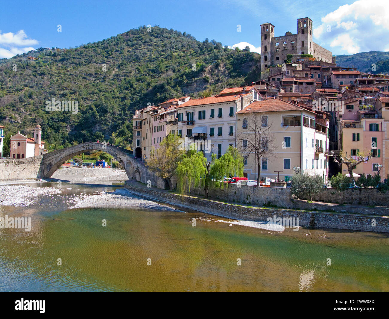Das mittelalterliche Dorf Dolceacqua am Fluss Nervia, über dem Castello dei Doria, Schloss aus dem 15. Jahrhundert, Riviera di Ponente, Ligurien, Italien Stockfoto