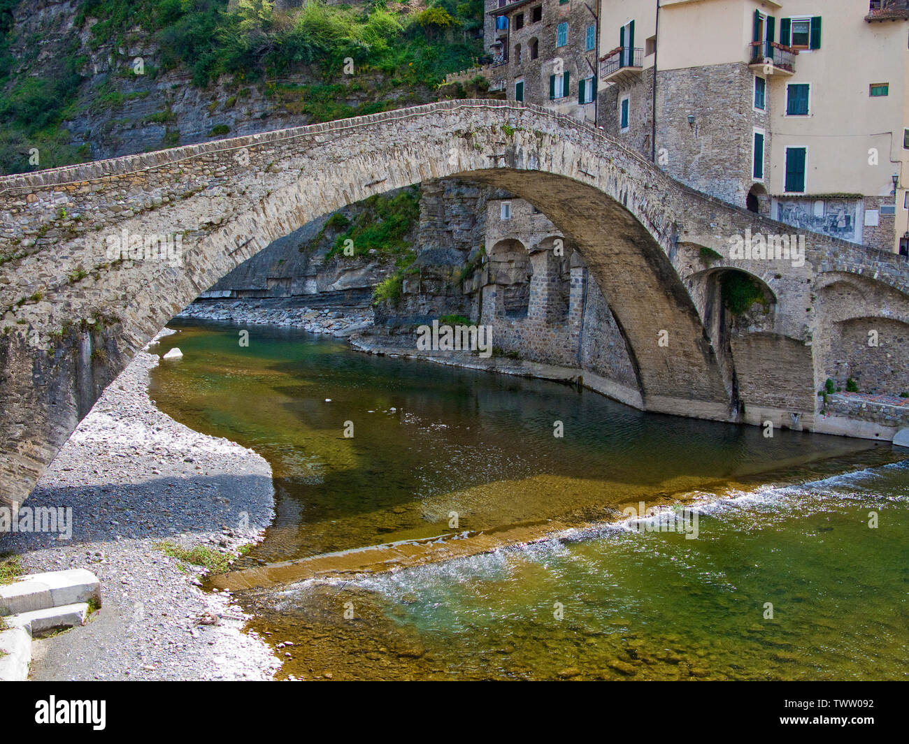 Mittelalterlichen Steinbrücke über den Fluss Nervia, Dolceacqua, Provinz Imperia, Riviera di Ponente, Ligurien, Italien Stockfoto