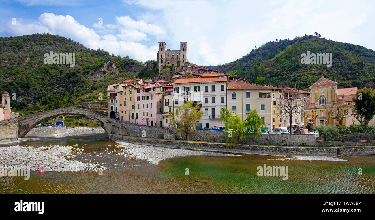 Das mittelalterliche Dorf Dolceacqua am Fluss Nervia, über dem Castello dei Doria, Schloss aus dem 15. Jahrhundert, Riviera di Ponente, Ligurien, Italien Stockfoto