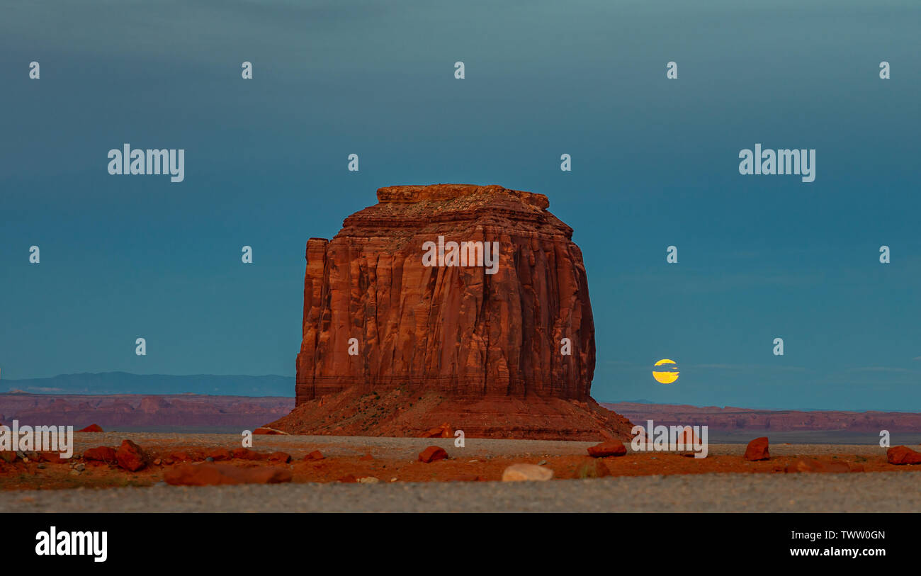 Das Monument Valley, den Vollmond im Frühling. Red Rocks gegen den blauen Himmel am Abend. Navajo Tribal Park in der arizona-utah Grenze, United States von Americ Stockfoto