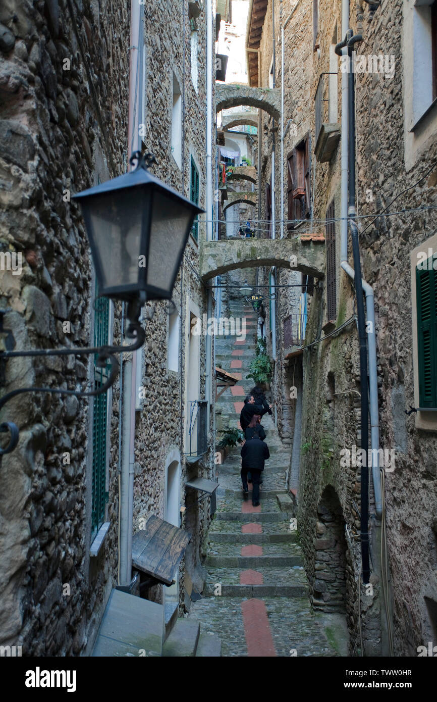 Mittelalterliche Gasse im Dorf Dolceacqua, Provinz Imperia, Riviera di Ponente, Ligurien, Italien Stockfoto