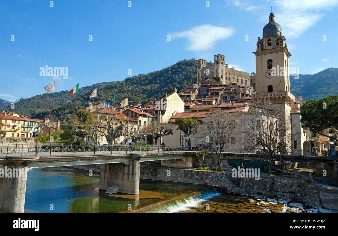 Das mittelalterliche Dorf Dolceacqua am Fluss Nervia, Kirche Sant Antonio Abate und über dem Castello dei Doria, Schloss aus dem 15. Jahrhundert, Ligurien, Italien Stockfoto