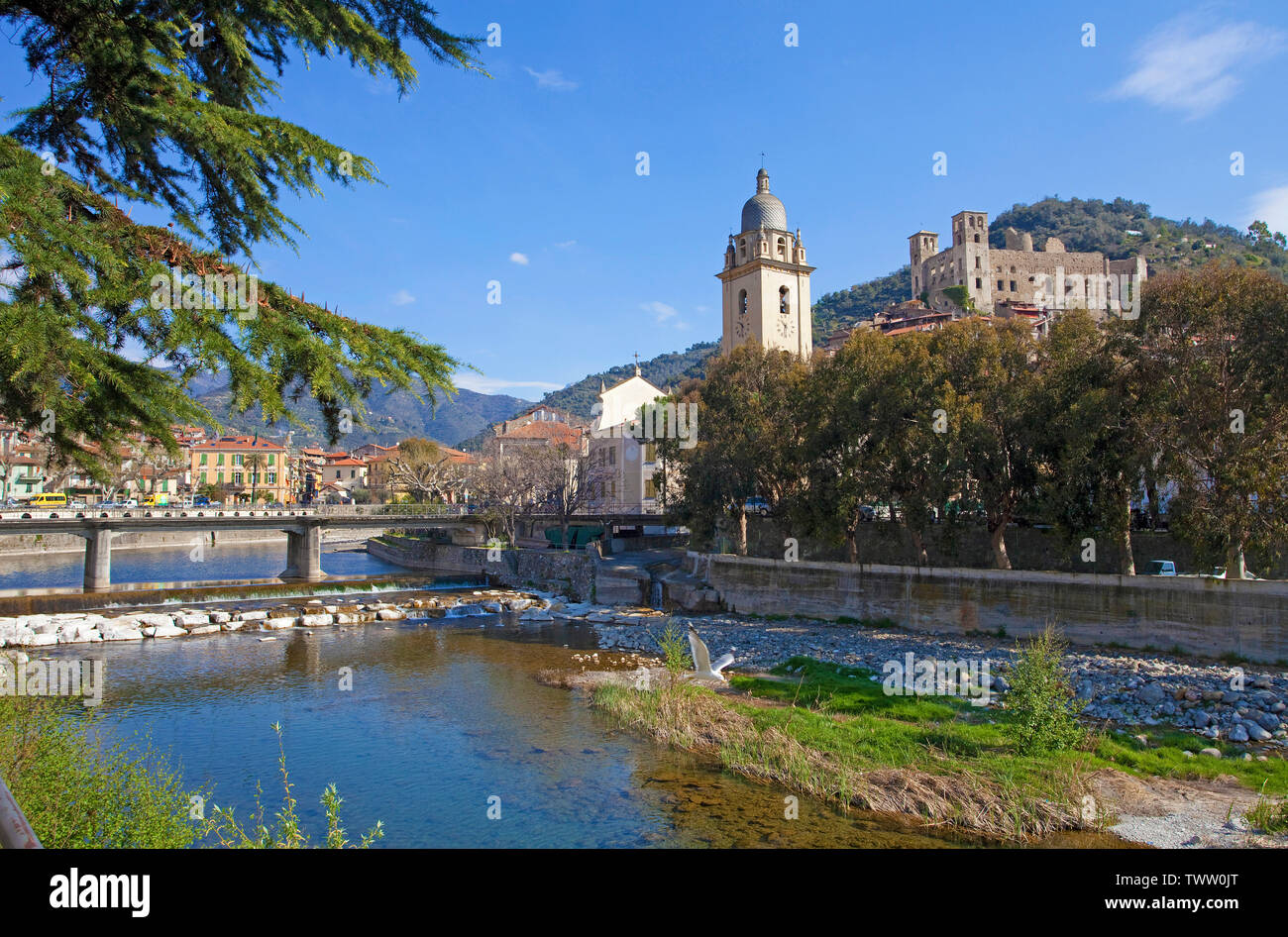 Das mittelalterliche Dorf Dolceacqua am Fluss Nervia, Kirche Sant Antonio Abate und über dem Castello dei Doria, Schloss aus dem 15. Jahrhundert, Ligurien, Italien Stockfoto