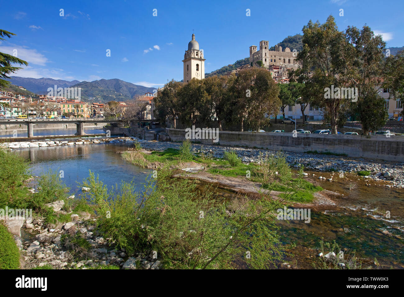 Das mittelalterliche Dorf Dolceacqua am Fluss Nervia, Kirche Sant Antonio Abate und über dem Castello dei Doria, Schloss aus dem 15. Jahrhundert, Ligurien, Italien Stockfoto