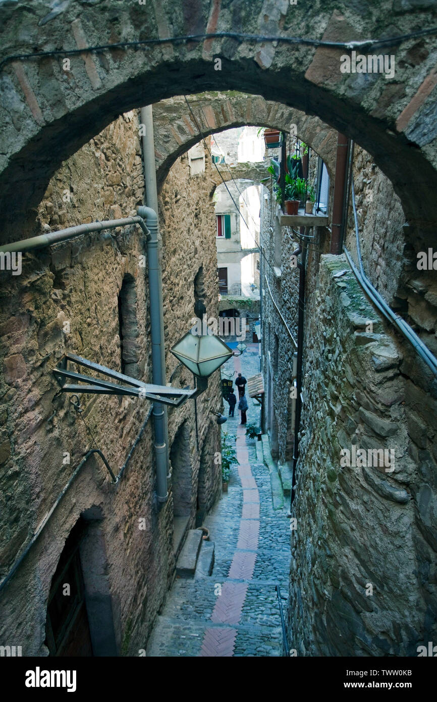 Mittelalterliche Gasse im Dorf Dolceacqua, Provinz Imperia, Riviera di Ponente, Ligurien, Italien Stockfoto