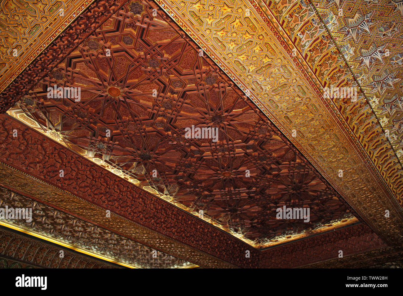 Verziert bemalte Decke in der Moschee Hassan II in Casablanca, Marokko Stockfoto