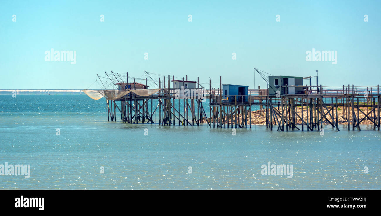 Typische alte hölzerne Fischerhütten auf Stelzen in den Atlantischen Ozean in der Nähe von La Rochelle, Frankreich Stockfoto