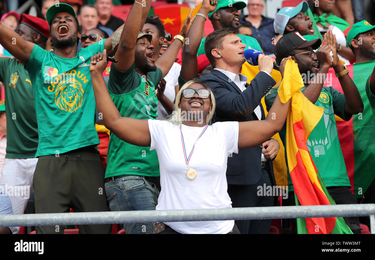 Kamerun Fans während der FIFA Frauen-WM, die Runde der letzten 16 Match am Zustand du Hainaut, Valenciennes. Stockfoto