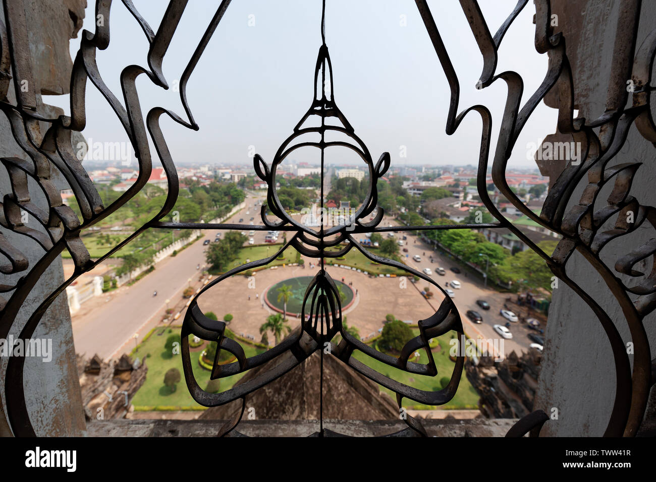 VIENTIANE, LAOS - MÄRZ 2019; Blick von oben Patuxai Denkmal Stockfoto