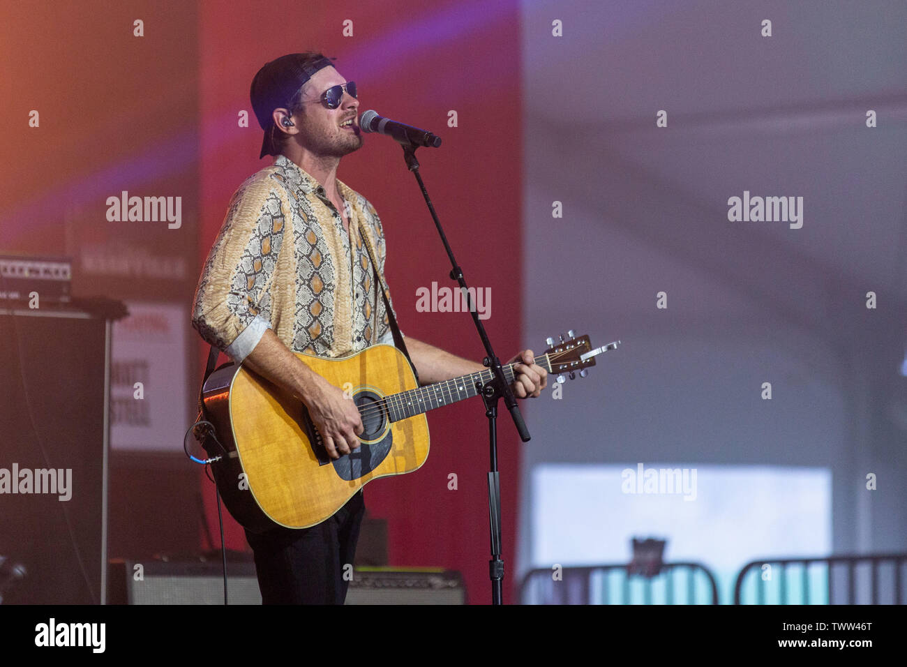 Juni 22, 2019, Chicago, Illinois, USA - Land Musiker MATT STELLS während des LakeShake Country Music Festival in Chicago, Illinois (Bild: © Daniel DeSlover/ZUMA Draht) Stockfoto