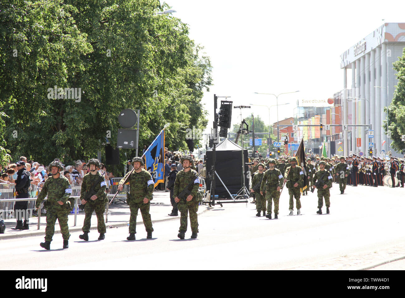 Tartu, Estland. 23. Juni 2019. Eine Parade Kennzeichnung Estlands Tag des Sieges in Tartu, Estland, 23. Juni 2019 gehalten wird. Mehr als 1.200 Uniformierte Mitarbeiter nahmen an Estland Sieg Day Parade in Tartu im Osten des Landes am Sonntag. Erstmals 1934 gefeiert, der Tag des Sieges in Estland markiert den wichtigen Sieg in der Schlacht von 1919 Vonnu (in der Nähe von Cesis, Lettland), wenn die Esten und ihre Verbündeten besiegten Deutschen Truppen, die auf der Suche waren, Baltisch-deutsche Kontrolle über die Region zu etablieren. Quelle: Xinhua/Alamy leben Nachrichten Stockfoto