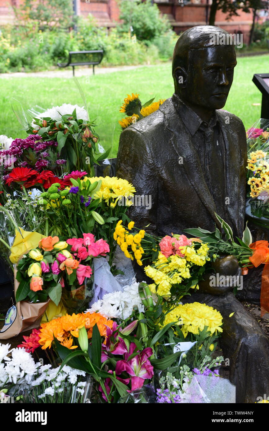 Alan Turing Statue mit Blumen Stockfoto