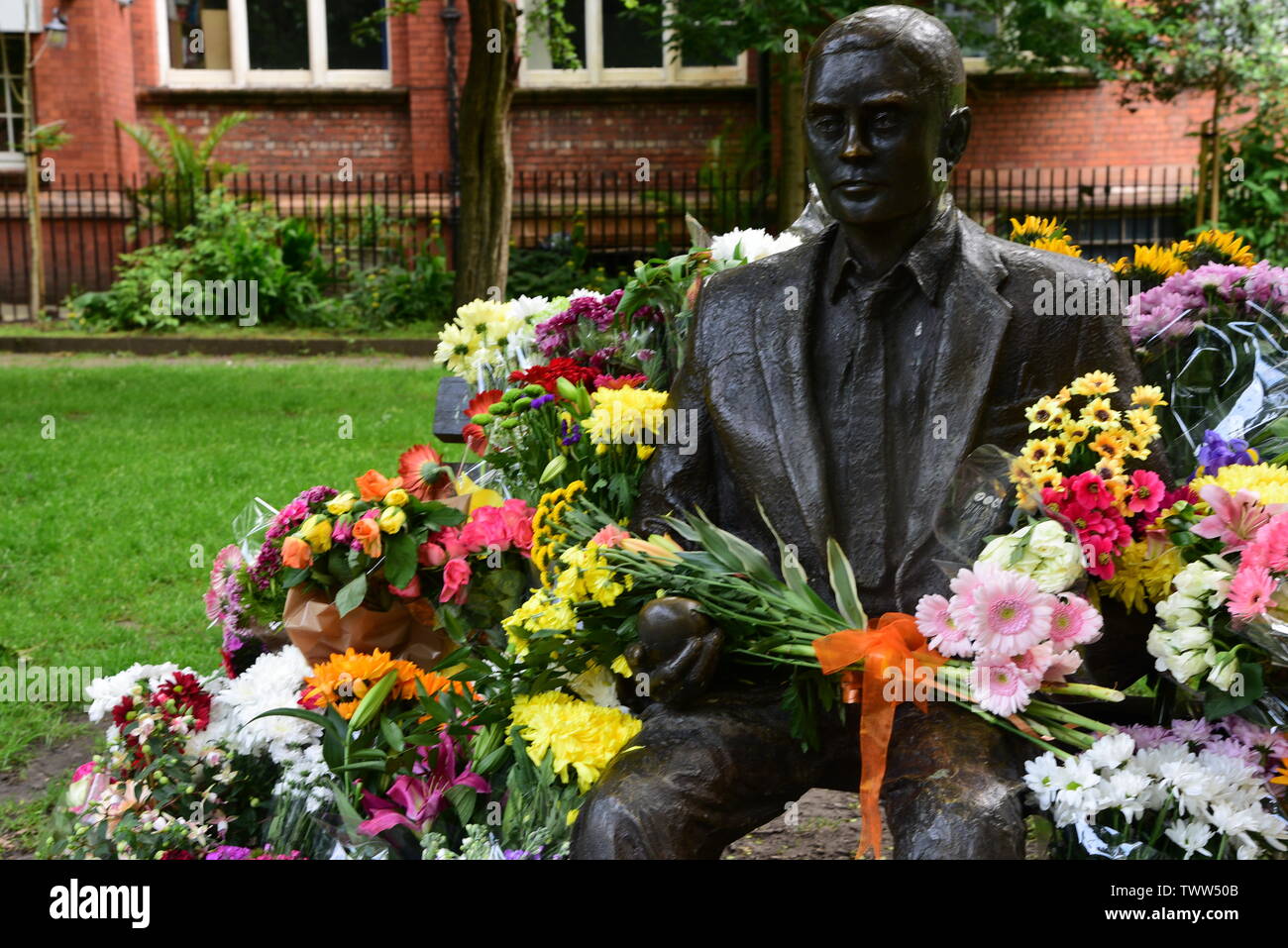 Alan Turing Statue mit Blumen Stockfoto