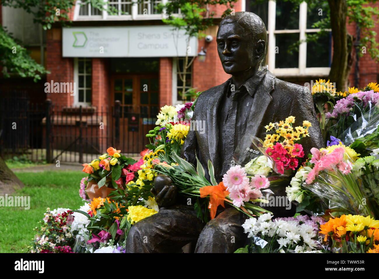 Alan Turing Statue mit Blumen Stockfoto