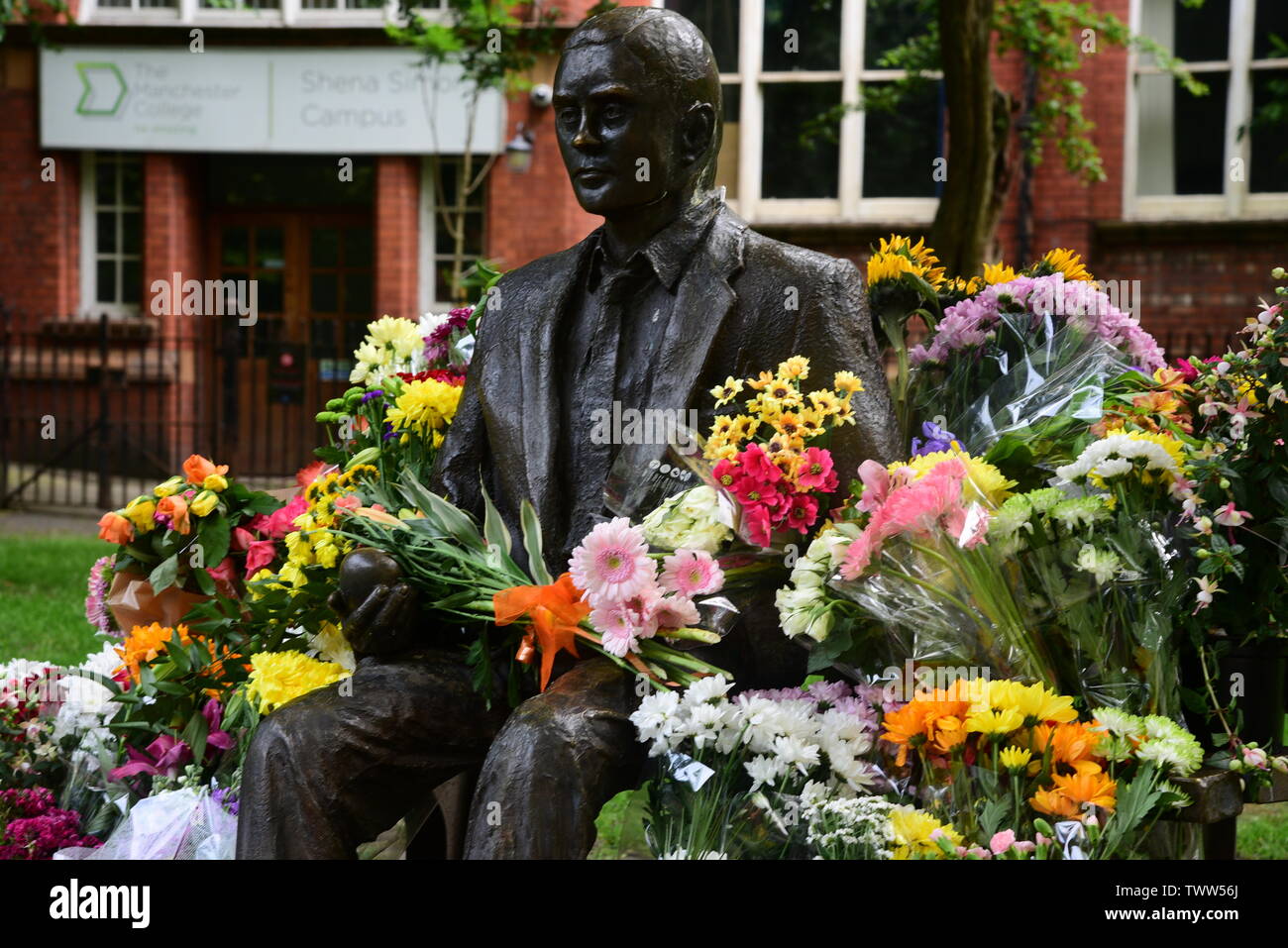 Alan Turing Statue mit Blumen Stockfoto