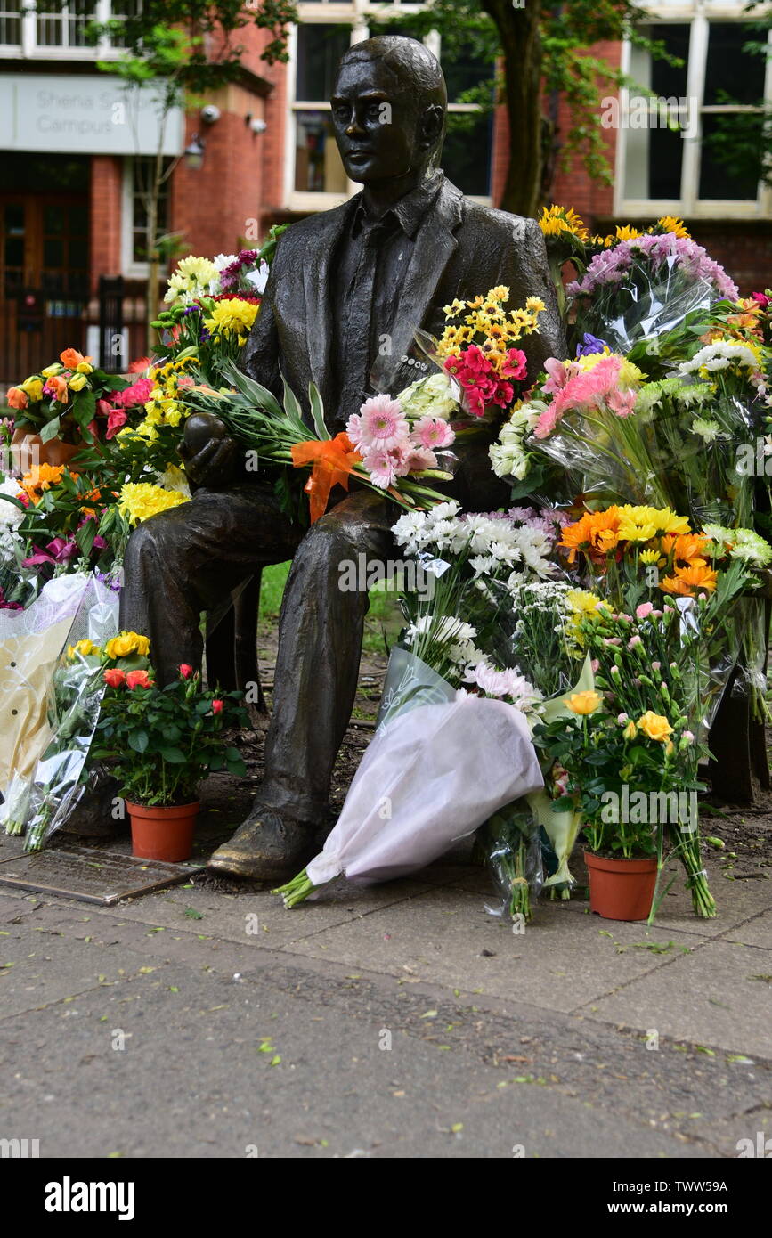 Alan Turing Statue mit Blumen Stockfoto