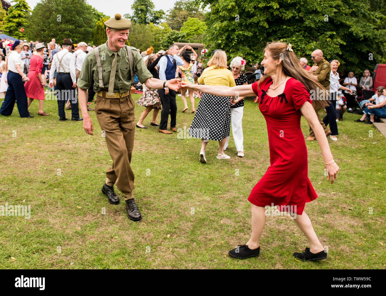 Paar swing Tanzen im authentischen 40er Outfits Schwingen im Tal Gärten auf 1940 s Tag, Harrogate, England, UK, 23. Juni 2019. Stockfoto