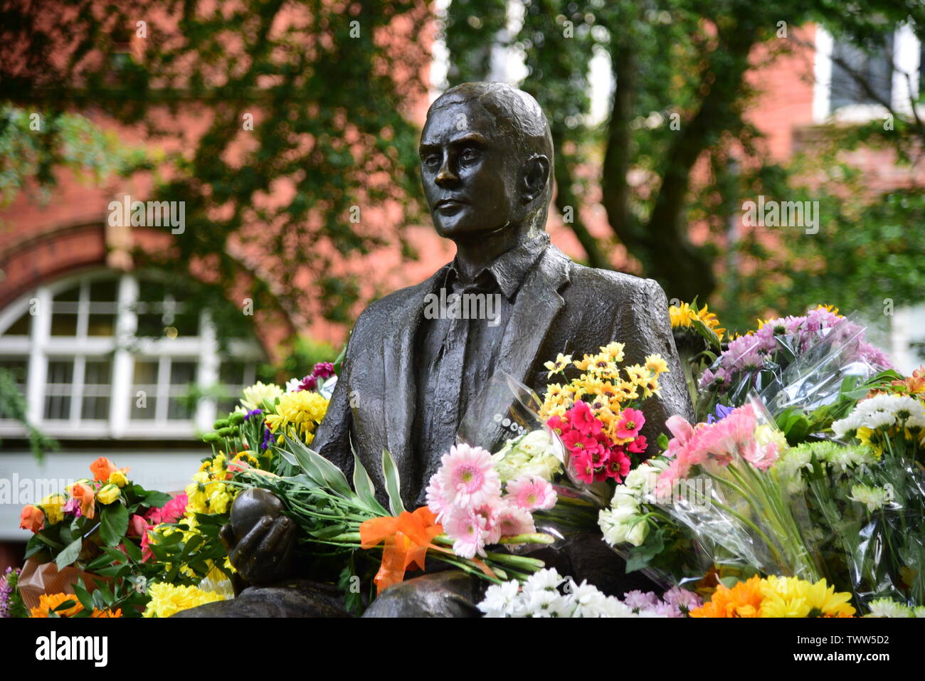 Alan Turing Statue mit Blumen Stockfoto