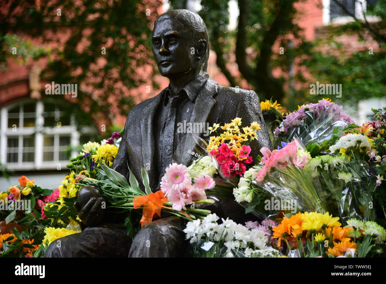 Alan Turing Statue mit Blumen Stockfoto