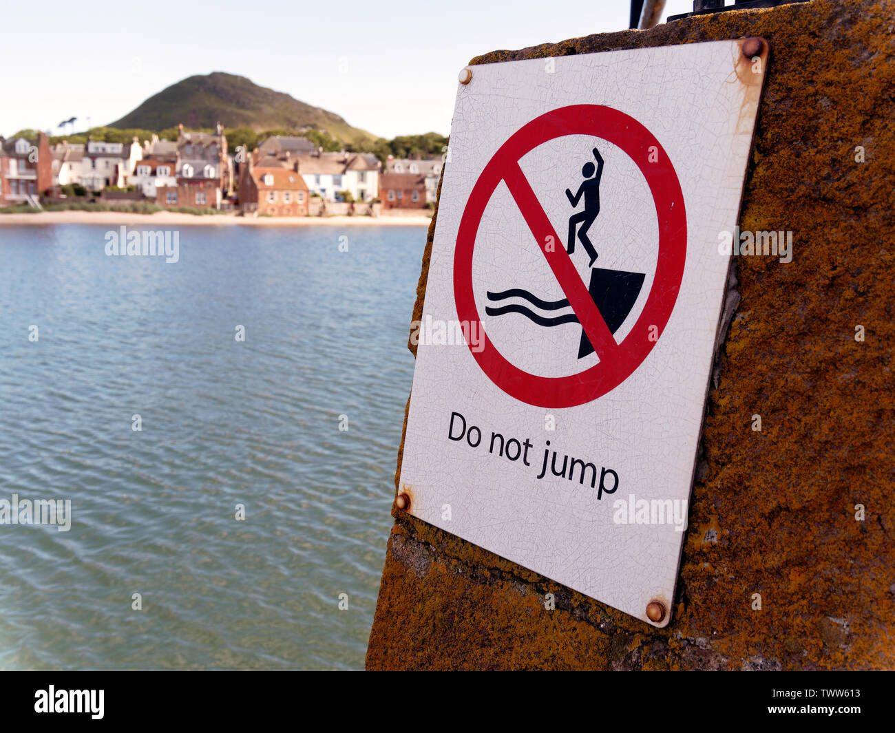 Nicht abspringen, Zeichen North Berwick Hafen mit Berwick Gesetz im Hintergrund, East Lothian, Schottland, Vereinigtes Königreich. Stockfoto