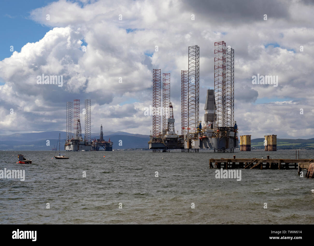 Schwimmende Bohr- und Förderinseln im Cromarty Firth, Ross und Cromarty, Schottland, Großbritannien. Stockfoto