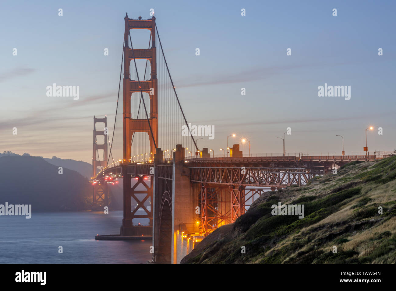 Dämmerung Farben der Golden Gate Bridge von oben Marshall's Strand gesehen. Stockfoto