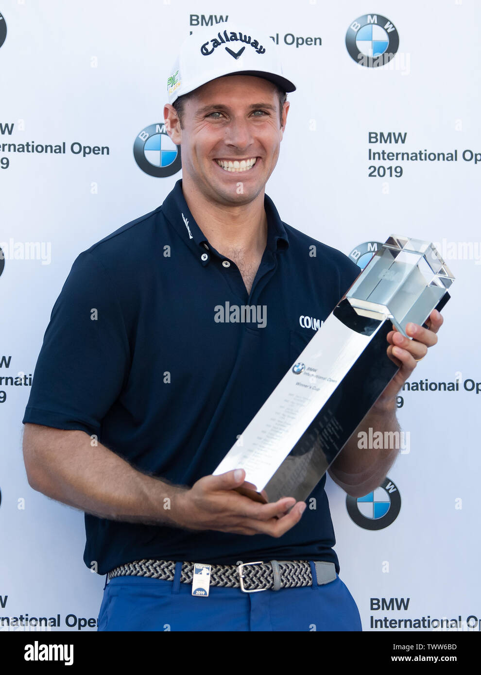 Eichenried, Deutschland. 23. Juni 2019. Golf: European Tour - International Open, singles, Männer, 4. Runde. Italienische Golf Professional Andrea Pavan Lächeln mit der Trophäe in der Hand nach seinem Sieg. Credit: Sven Hoppe/dpa/Alamy leben Nachrichten Stockfoto