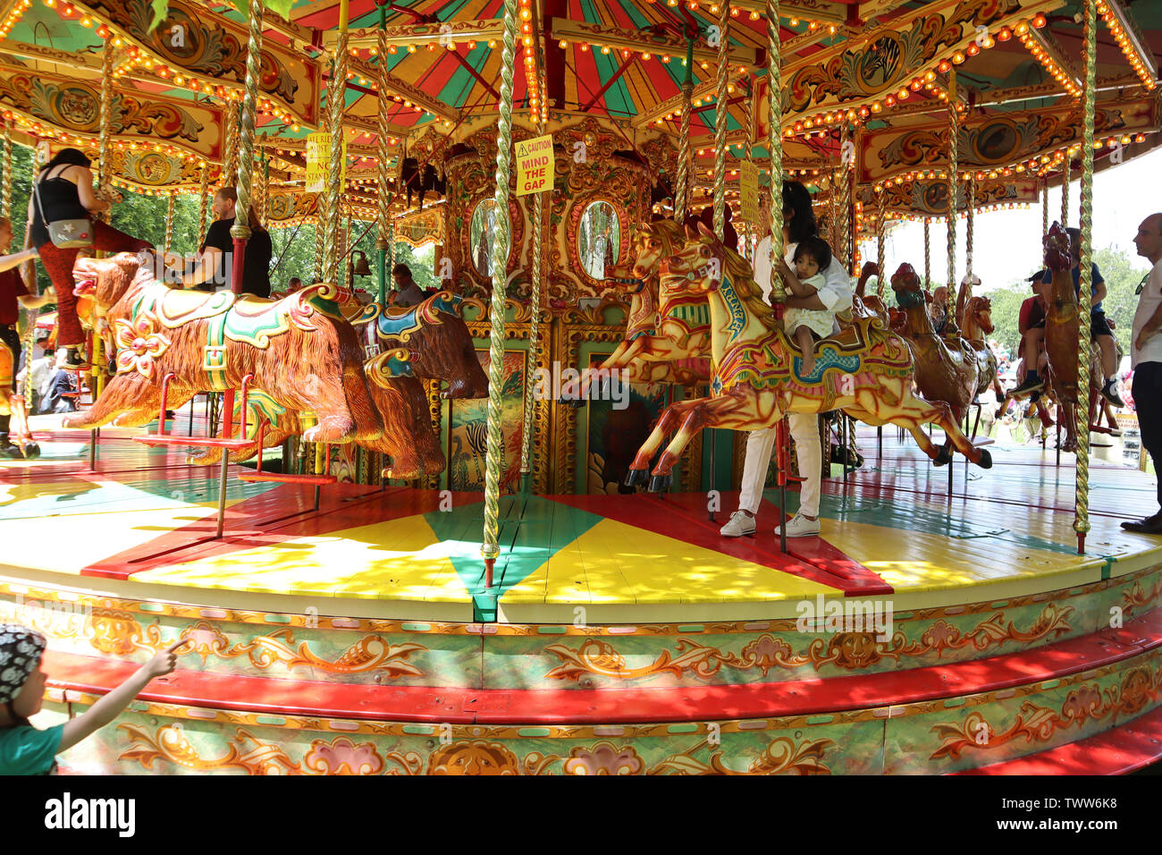 Anleihen viktorianischen Kirmes Grand Old Kreisverkehr, Kew, Fete, Kew Village Green, London, UK, 22. Juni 2019, Foto von Richard Goldschmidt Stockfoto