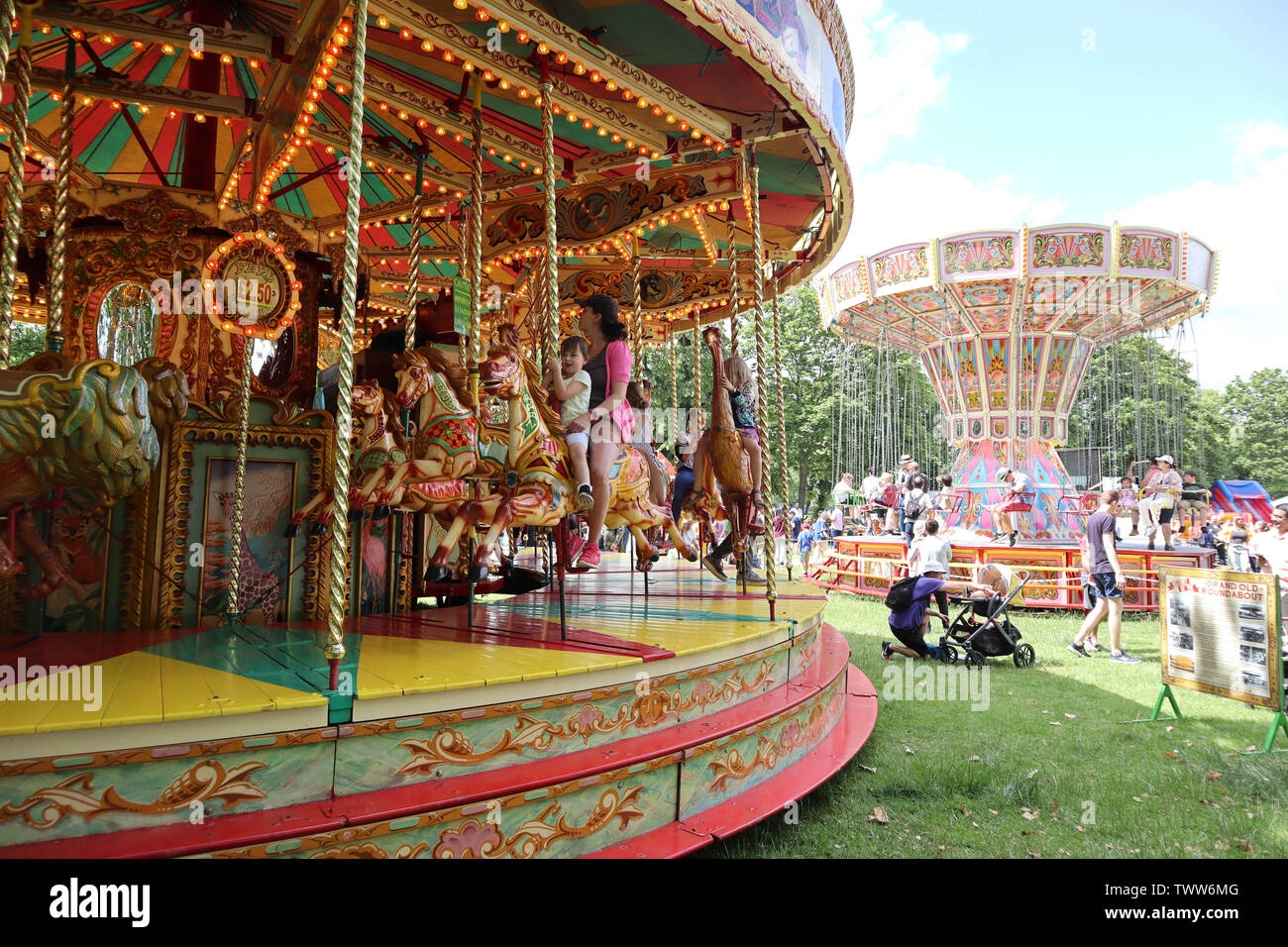 Anleihen viktorianischen Kirmes Grand Old Kreisverkehr, Kew, Fete, Kew Village Green, London, UK, 22. Juni 2019, Foto von Richard Goldschmidt Stockfoto