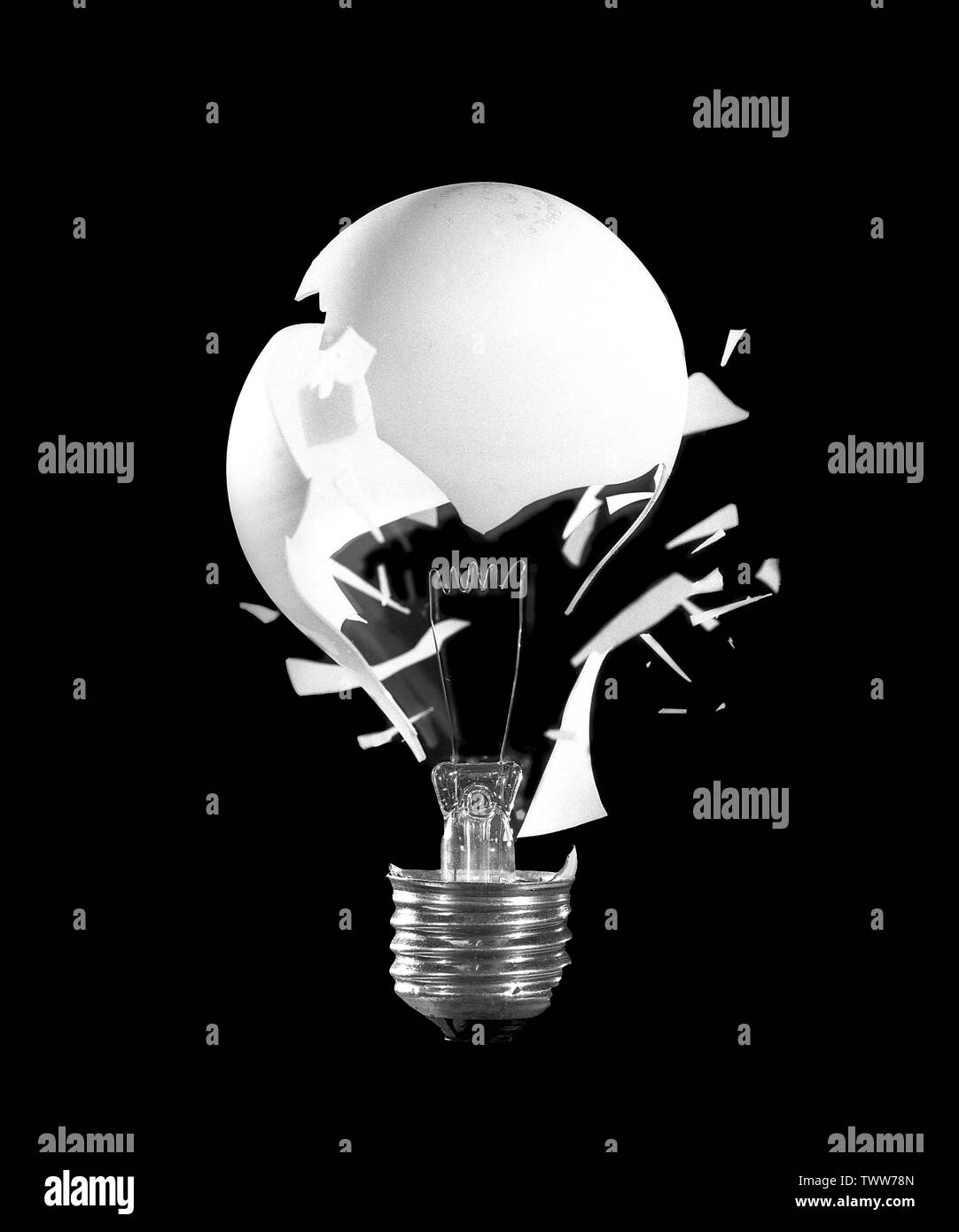 Eine explodierende Glühbirne dient als Metapher für disruptive, kreative Ideen. Stockfoto
