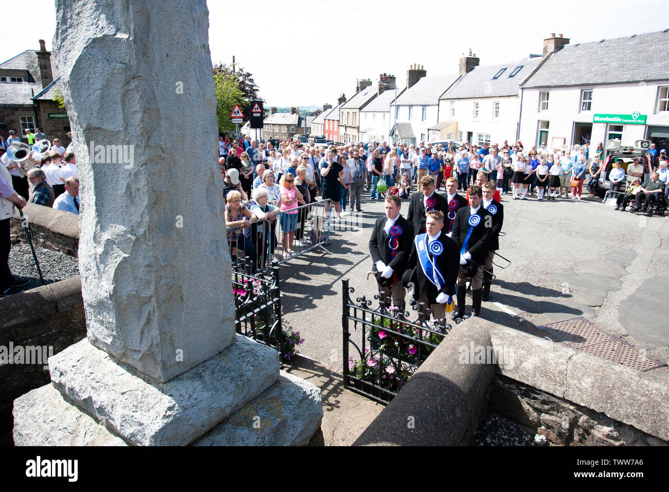 Morebattle, Scottish Borders, Großbritannien. 23. Juni 2019. Der Jedburgh und Kelso Gemeinde legen einen Kranz am Morebattle Krieg Momerale am 23. Juni 2019 in Morebattle, UK. Credit: Scottish Borders, Medien/Alamy leben Nachrichten Stockfoto