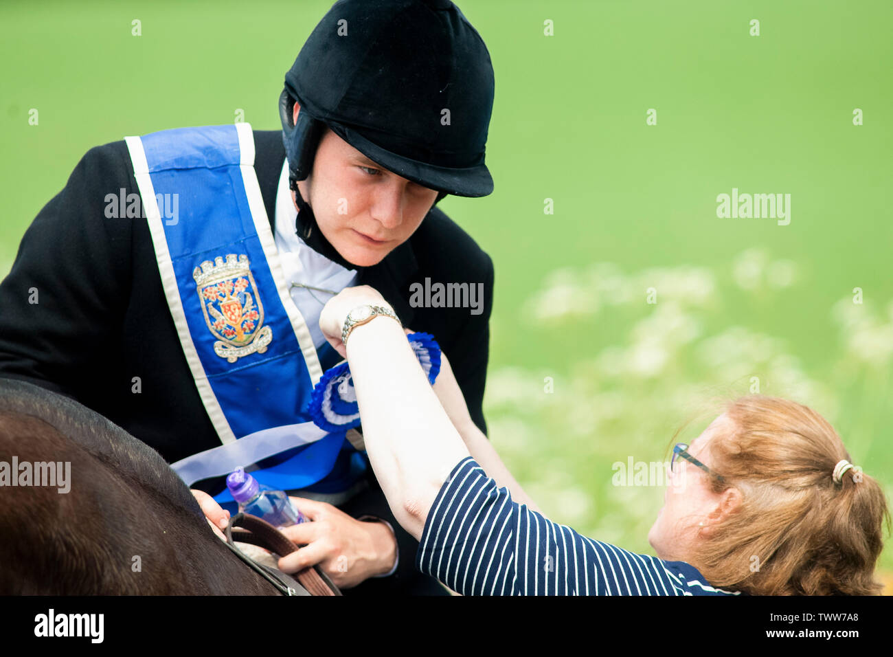 Morebattle, Scottish Borders, Großbritannien. 23. Juni 2019. Die Kelso Laddie Mark Henderson bekommt Hilfe mit seinem ​Blue & Weiße Rosette auf seinem Weg nach morebattle an den jährlichen Morebattle Fahrt am 23. Juni 2019 in Morebattle, UK. Credit: Scottish Borders, Medien/Alamy leben Nachrichten Stockfoto