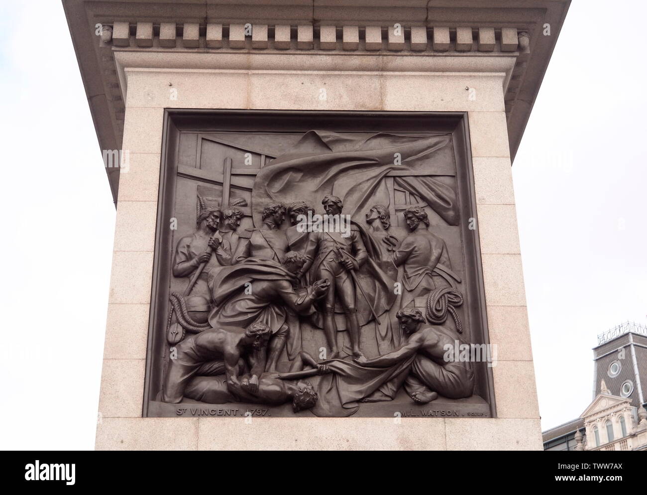 AJAXNETPHOTO. 2018. LONDON, ENGLAND. - TRAFALGAR HELD - bronze Plakette von Bildhauer M.L. WATSON, Admiral Horatio Nelson IN DER SCHLACHT VON ST. VINCENT, 1797, am Fuße der Nelson's Column auf dem Trafalgar Square. Foto: Jonathan Eastland/AJAX REF: GXR182009 7564 Stockfoto