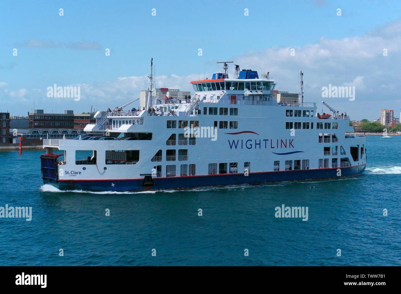 AJAXNETPHOTO. 3. JUNI, 2019. PORTSMOUTH, ENGLAND - PORTSMOUTH ISLE OF WIGHT WIGHT LINK St. Clare aus dem Hafen zu. Foto: Jonathan Eastland/AJAX REF: GXR 190306 7874 Stockfoto