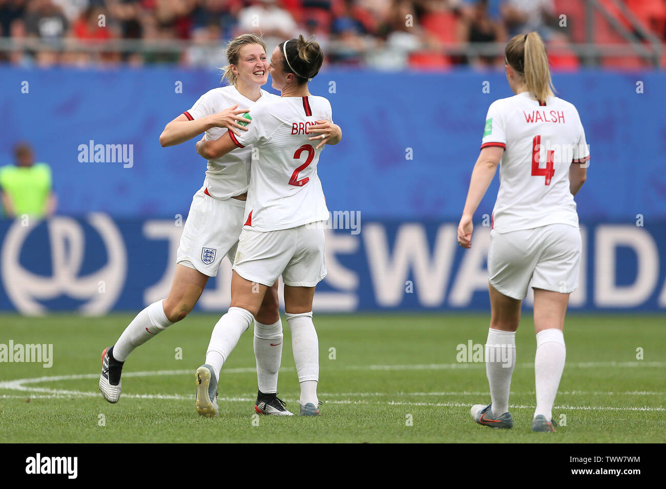 England's Ellen White (links) feiert das zweite Ziel ihrer Seite des Spiels mit Team scoring-mate Lucy Bronze, während die FIFA Frauen-WM, die Runde der letzten 16 Match am Zustand du Hainaut, Valenciennes. Stockfoto