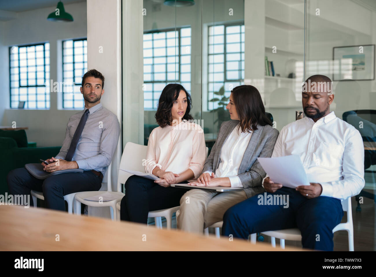 Verschiedene Bewerber warten auf Ihren Job Interviews Stockfoto