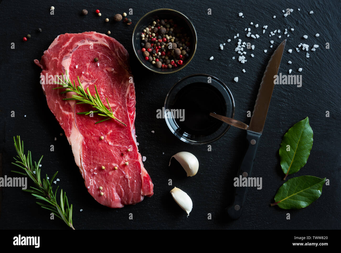 Raw reef Fleisch, rohe Steak mit Rosmarin, Zitrone und Gewürze, bereit zu kochen Stockfoto