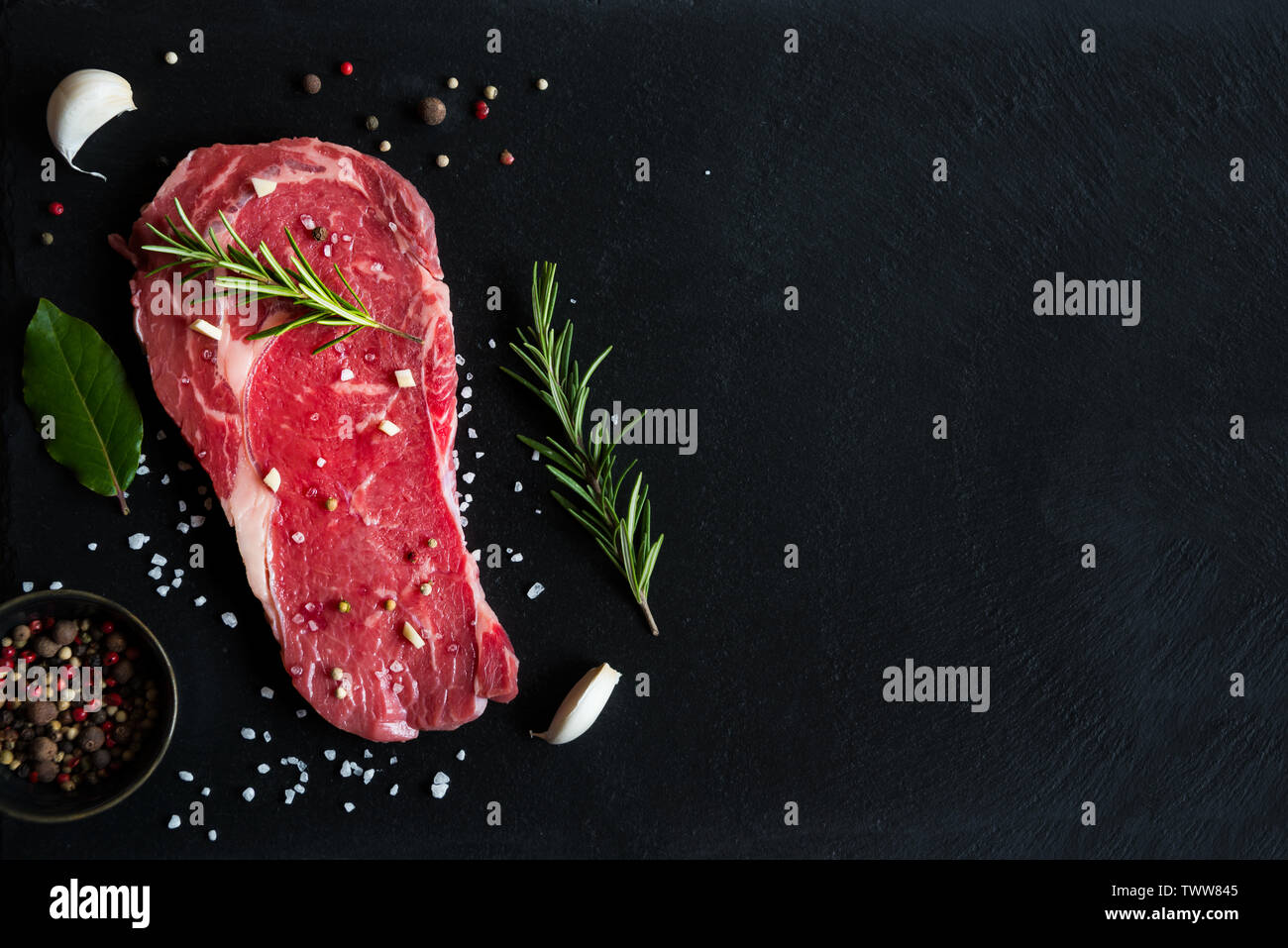 Raw reef Fleisch, rohe Steak mit Rosmarin, Zitrone und Gewürze, bereit zu kochen Stockfoto