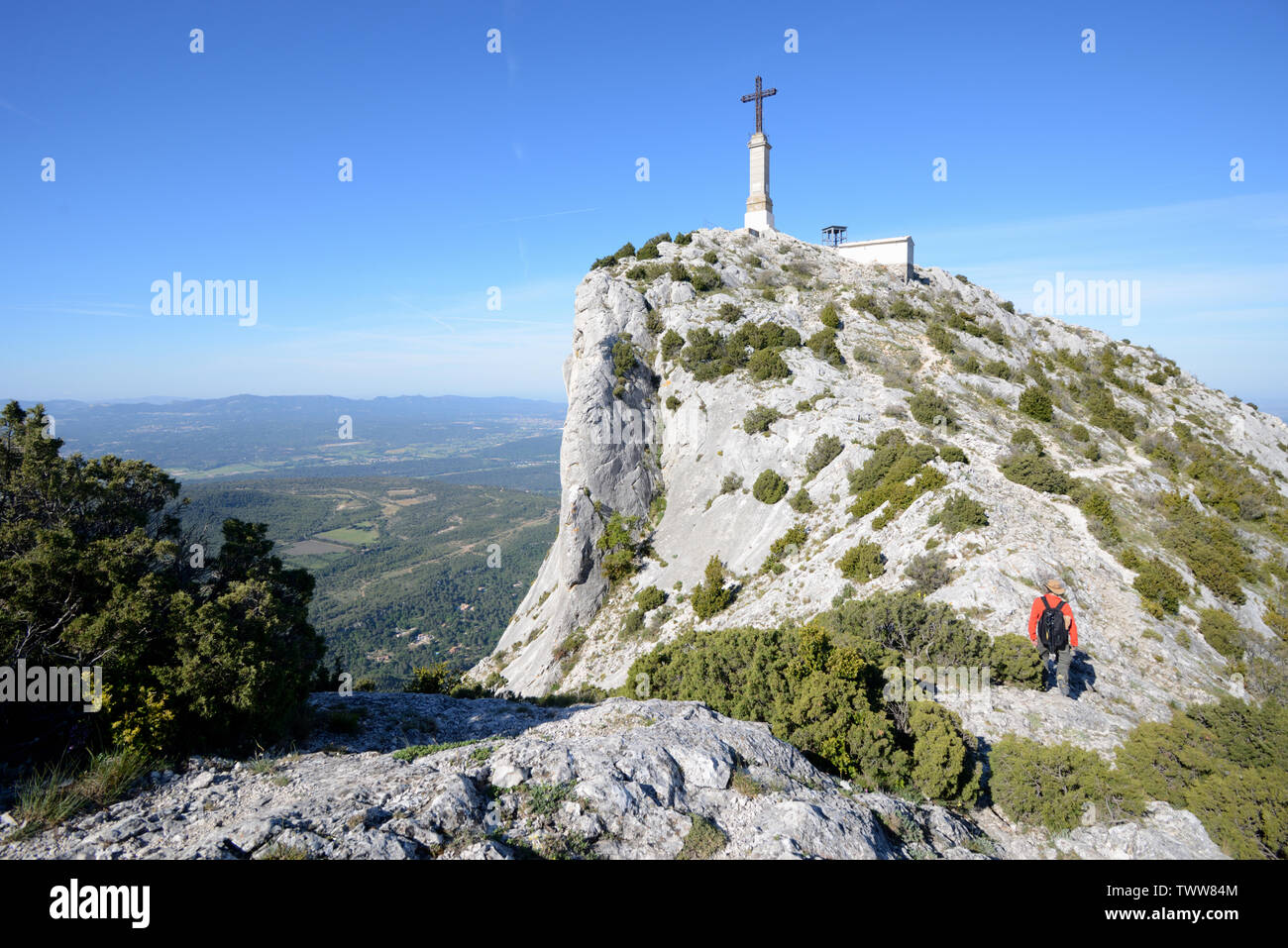 Walker in der Nähe der Gipfel des Mont oder Montagne Sainte-Victoire Aix-en-Provence Provence Frankreich Stockfoto