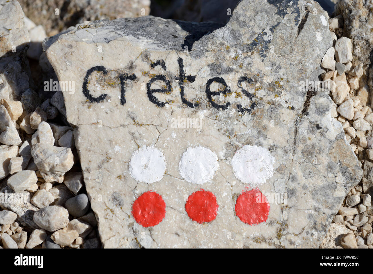 Fußweg, Zeichen, Symbol oder Markieren von sechs Punkte malte auf Felsen auf der Route des Crêtes entlang der Mont Sainte-Victoire Mountain Aix-en-Provence Provence Stockfoto