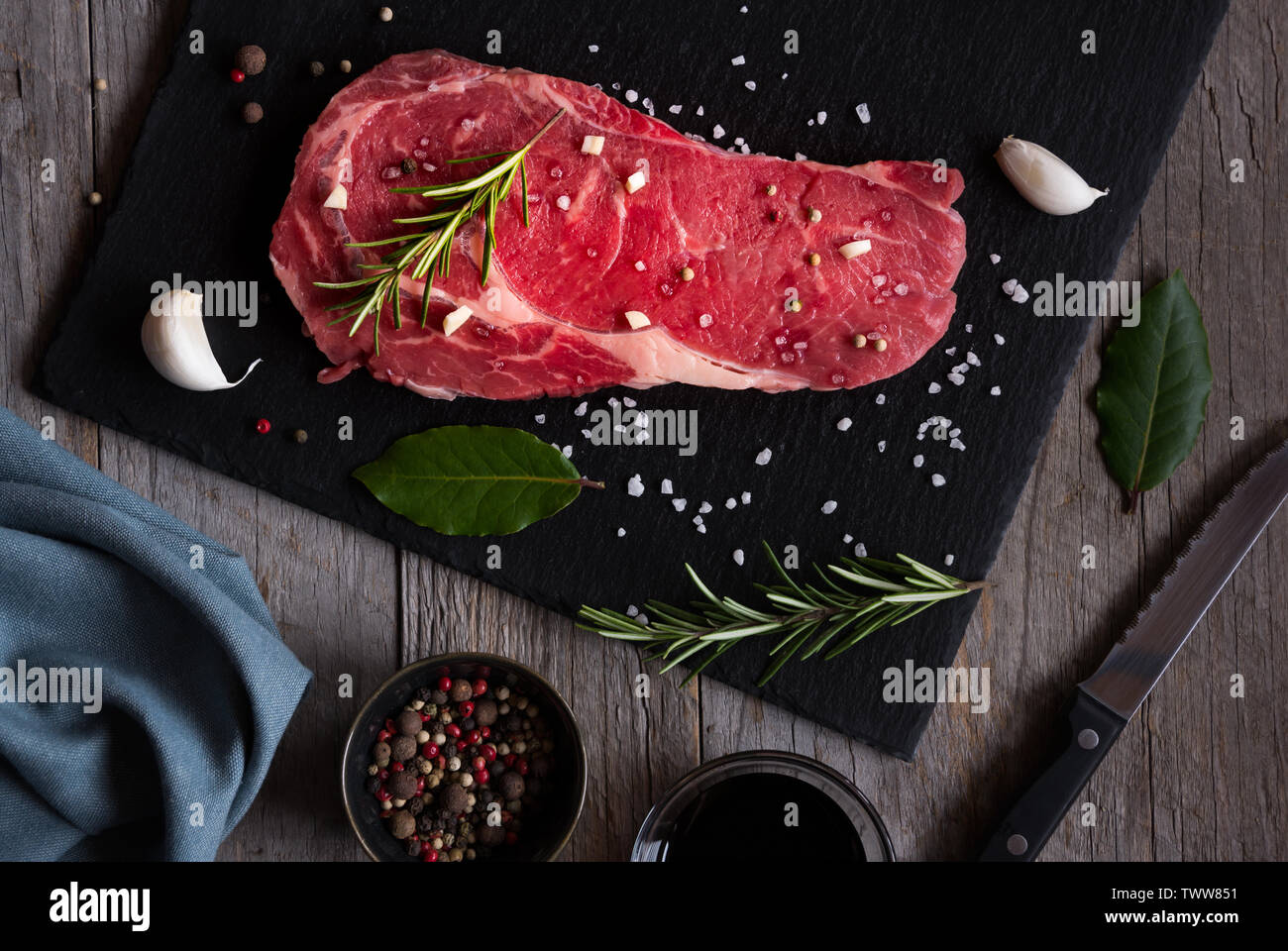 Raw reef Fleisch, rohe Steak mit Rosmarin, Zitrone und Gewürze, bereit zu kochen Stockfoto