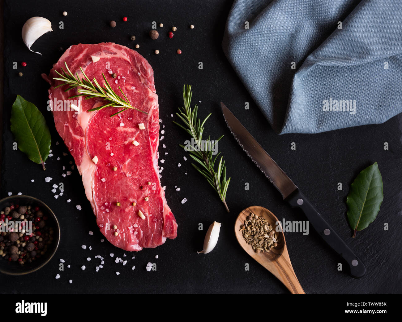 Raw reef Fleisch, rohe Steak mit Rosmarin, Zitrone und Gewürze, bereit zu kochen Stockfoto