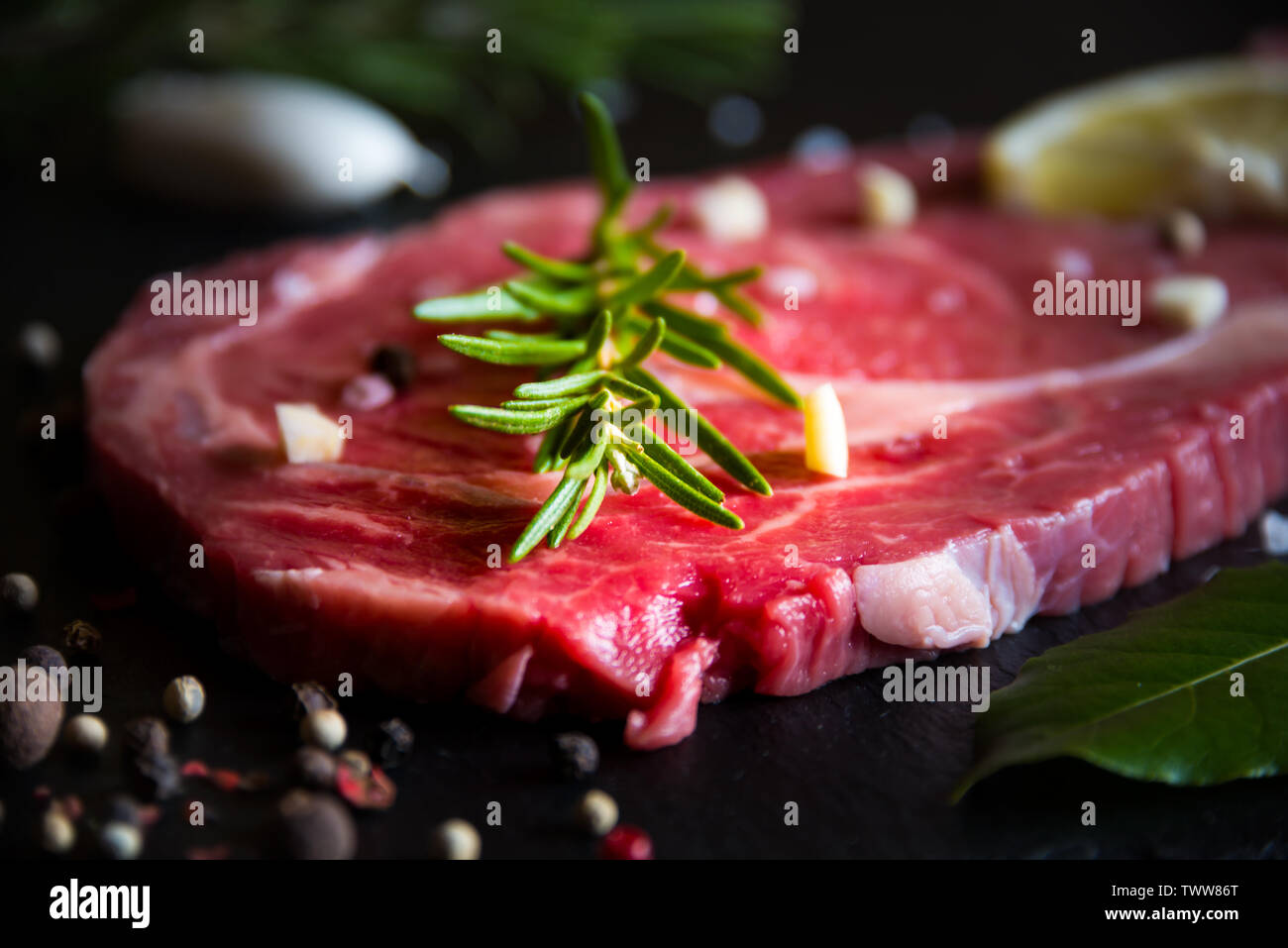 Raw reef Fleisch, rohe Steak mit Rosmarin, Zitrone und Gewürze, bereit zu kochen Stockfoto