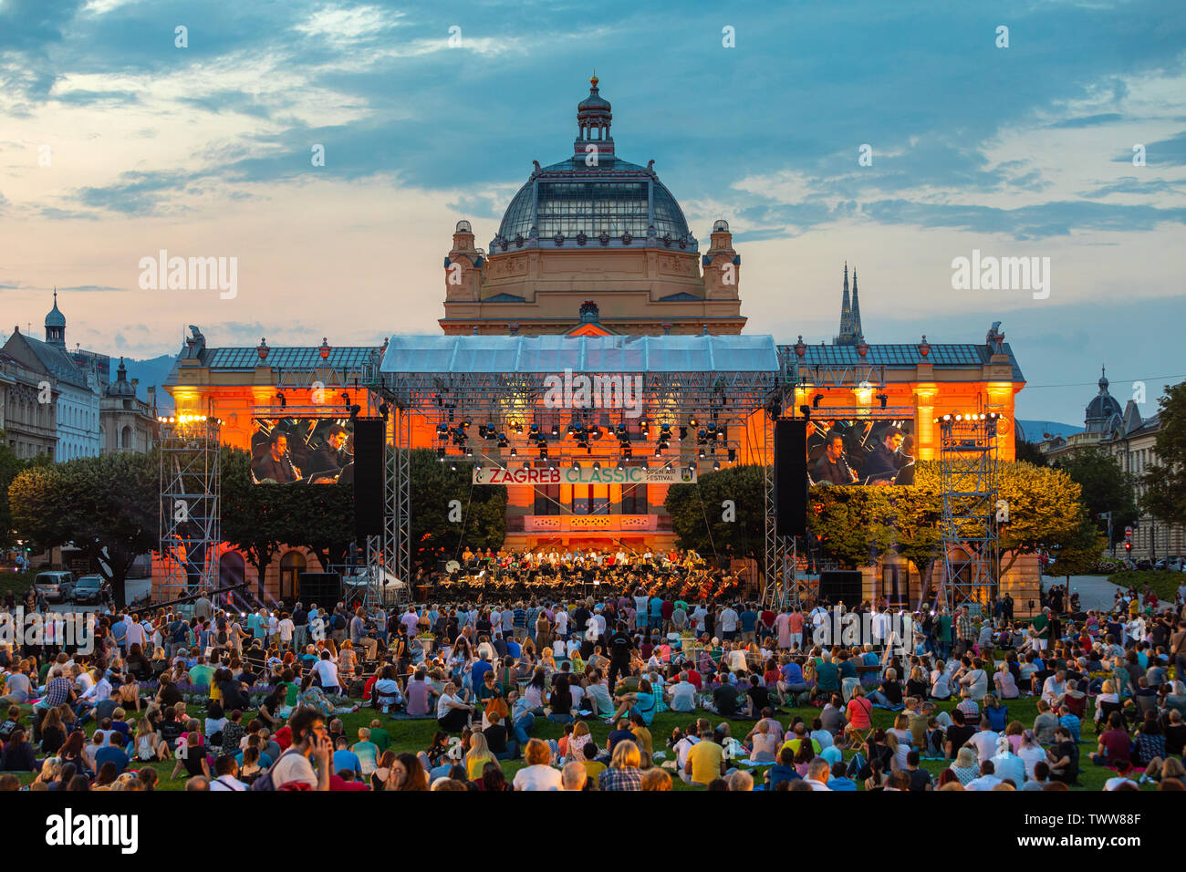 Kroatien Zagreb 21 Juni Offentlichen Offenen Tur Konzert Der Klassischen Musik Vor Der Kunst Pavillon In Zagreb Hauptstadt Von Kroatien Stockfotografie Alamy