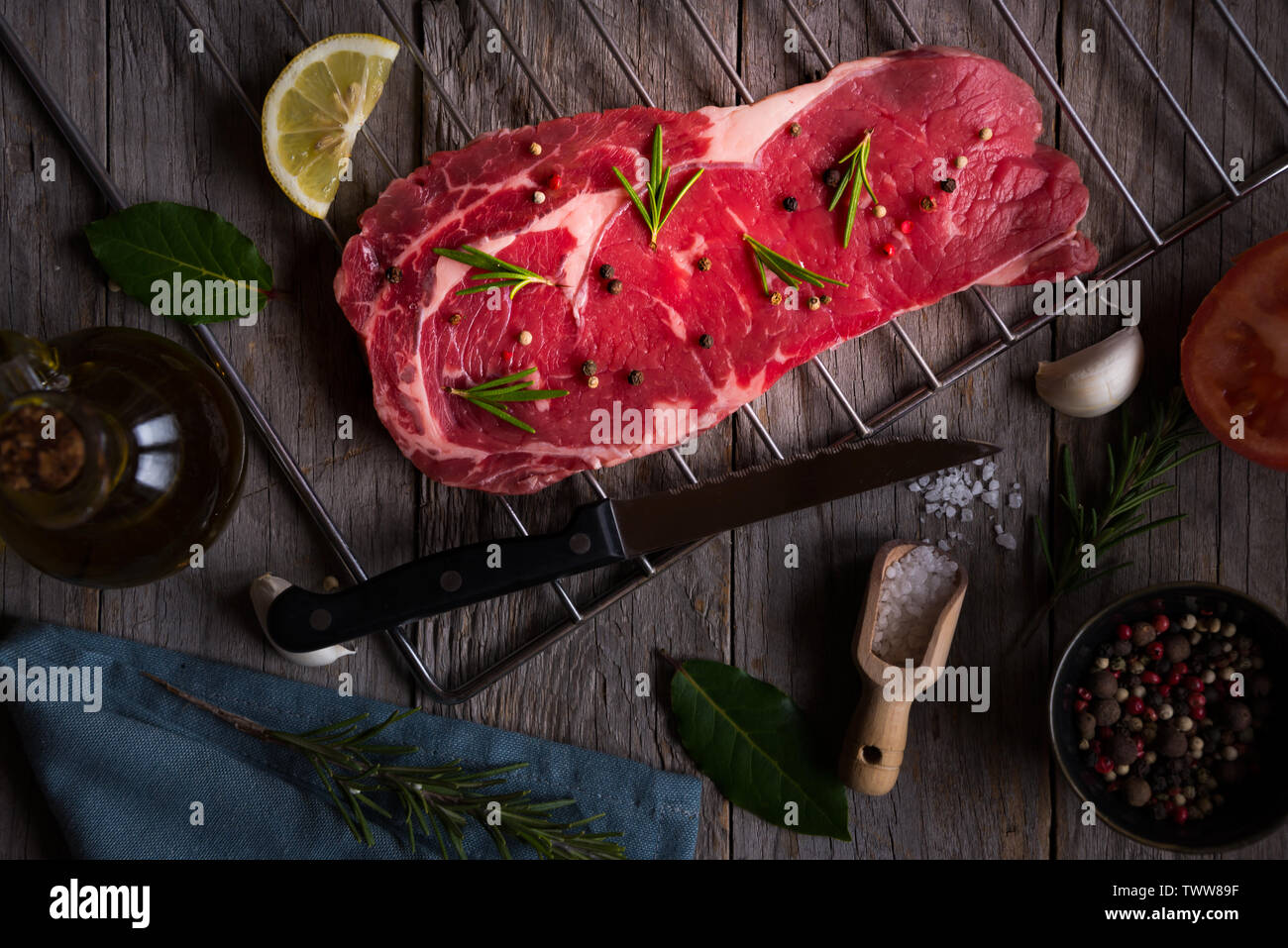 Raw reef Fleisch, rohe Steak mit Rosmarin, Zitrone und Gewürze, bereit zu kochen Stockfoto