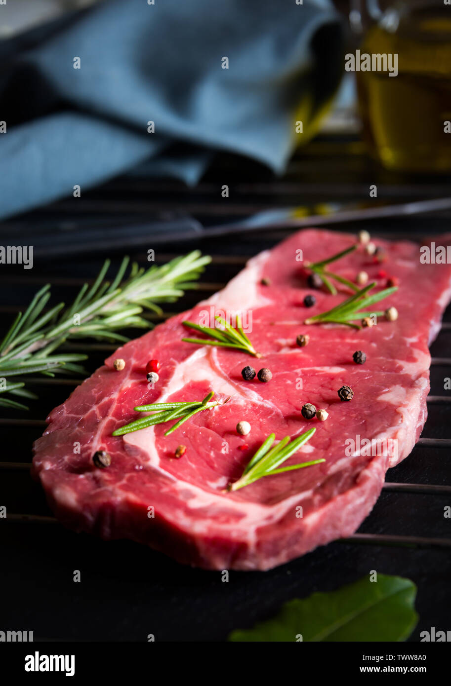 Raw reef Fleisch, rohe Steak mit Rosmarin, Zitrone und Gewürze, bereit zu kochen Stockfoto