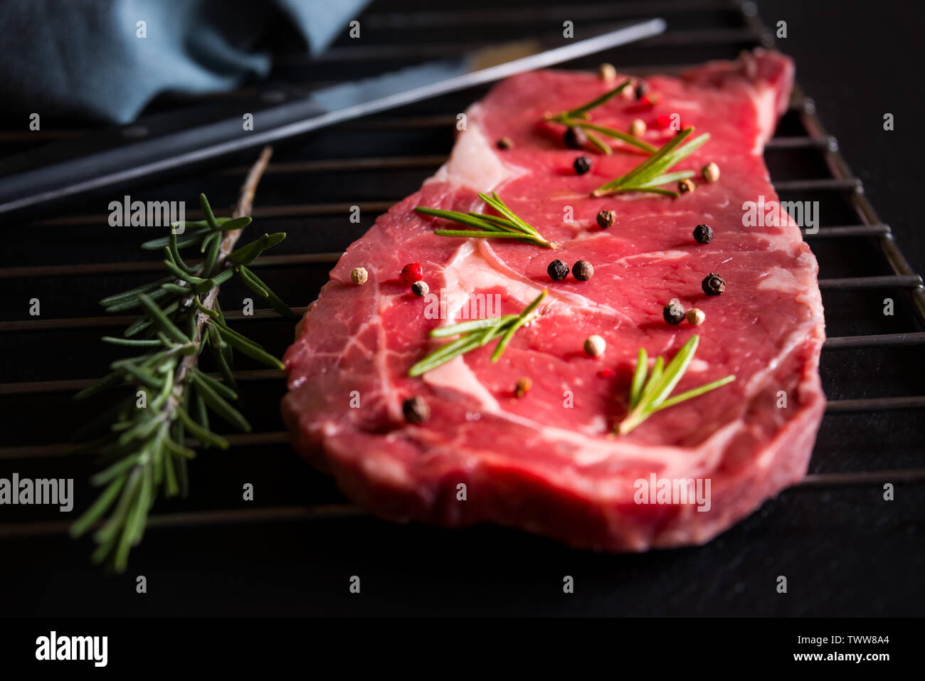 Raw reef Fleisch, rohe Steak mit Rosmarin, Zitrone und Gewürze, bereit zu kochen Stockfoto