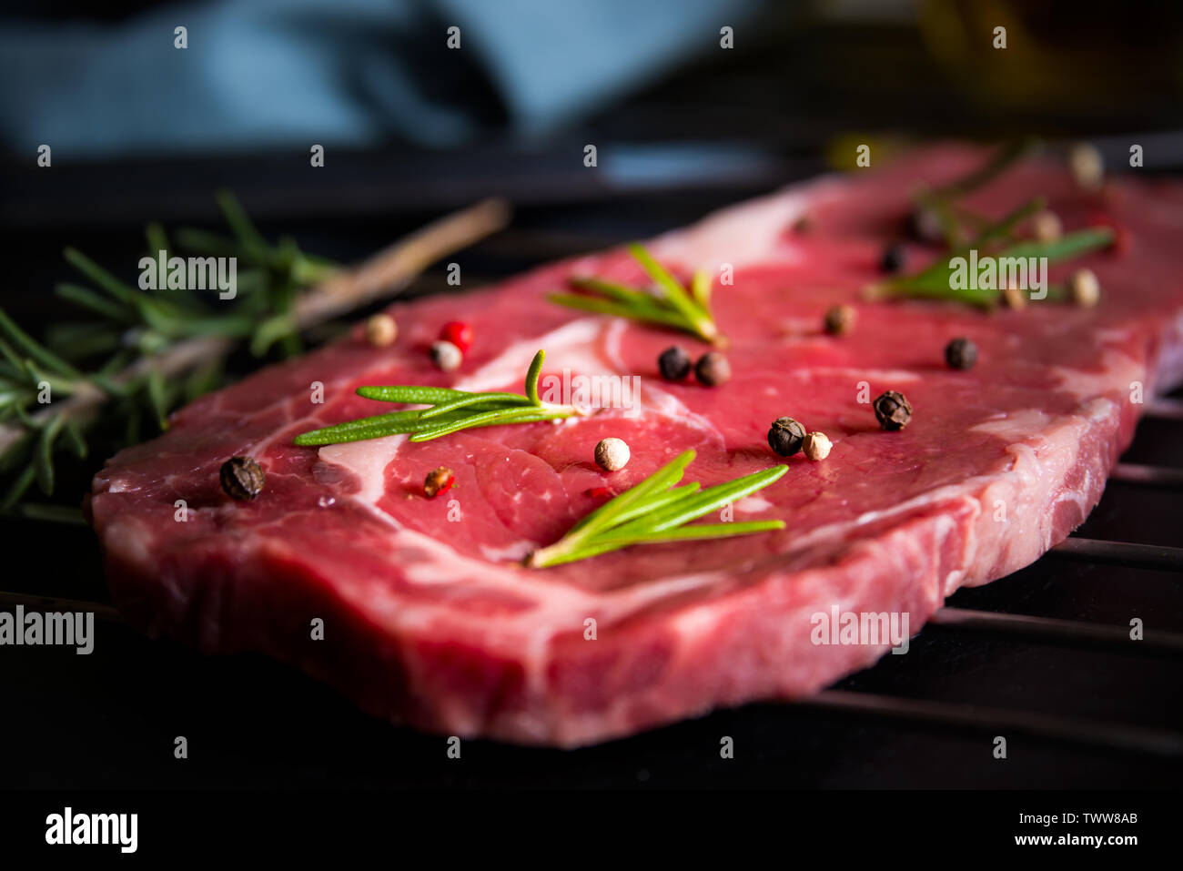 Raw reef Fleisch, rohe Steak mit Rosmarin, Zitrone und Gewürze, bereit zu kochen Stockfoto