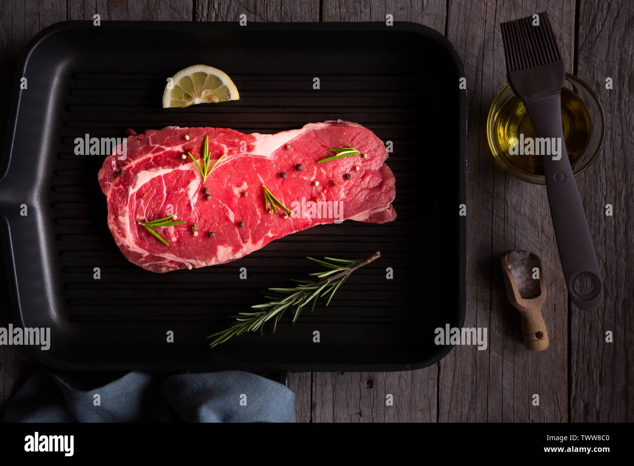 Raw reef Fleisch, rohe Steak mit Rosmarin, Zitrone und Gewürze, bereit zu kochen Stockfoto