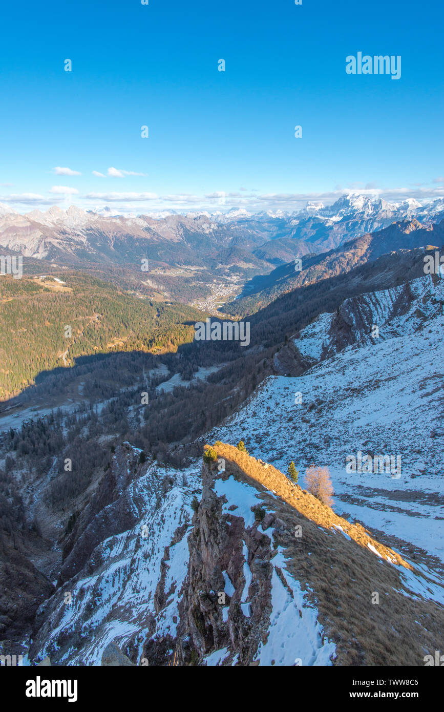 Berg Stadt in den italienischen Dolomiten, Stadt von Falcade als von Forcella Venegiota gesehen. November Wanderung in den Bergen von Italien, frischen Schnee. Stockfoto